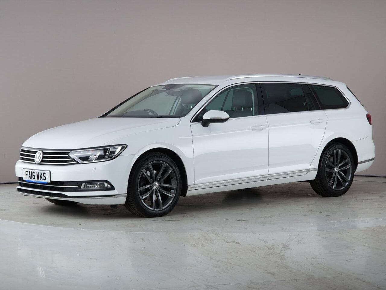 Volkswagen Passat thumbnail Front Left