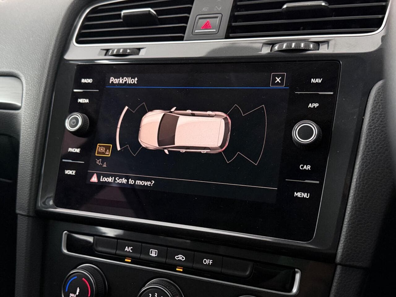 Volkswagen Golf thumbnail Infotainment System