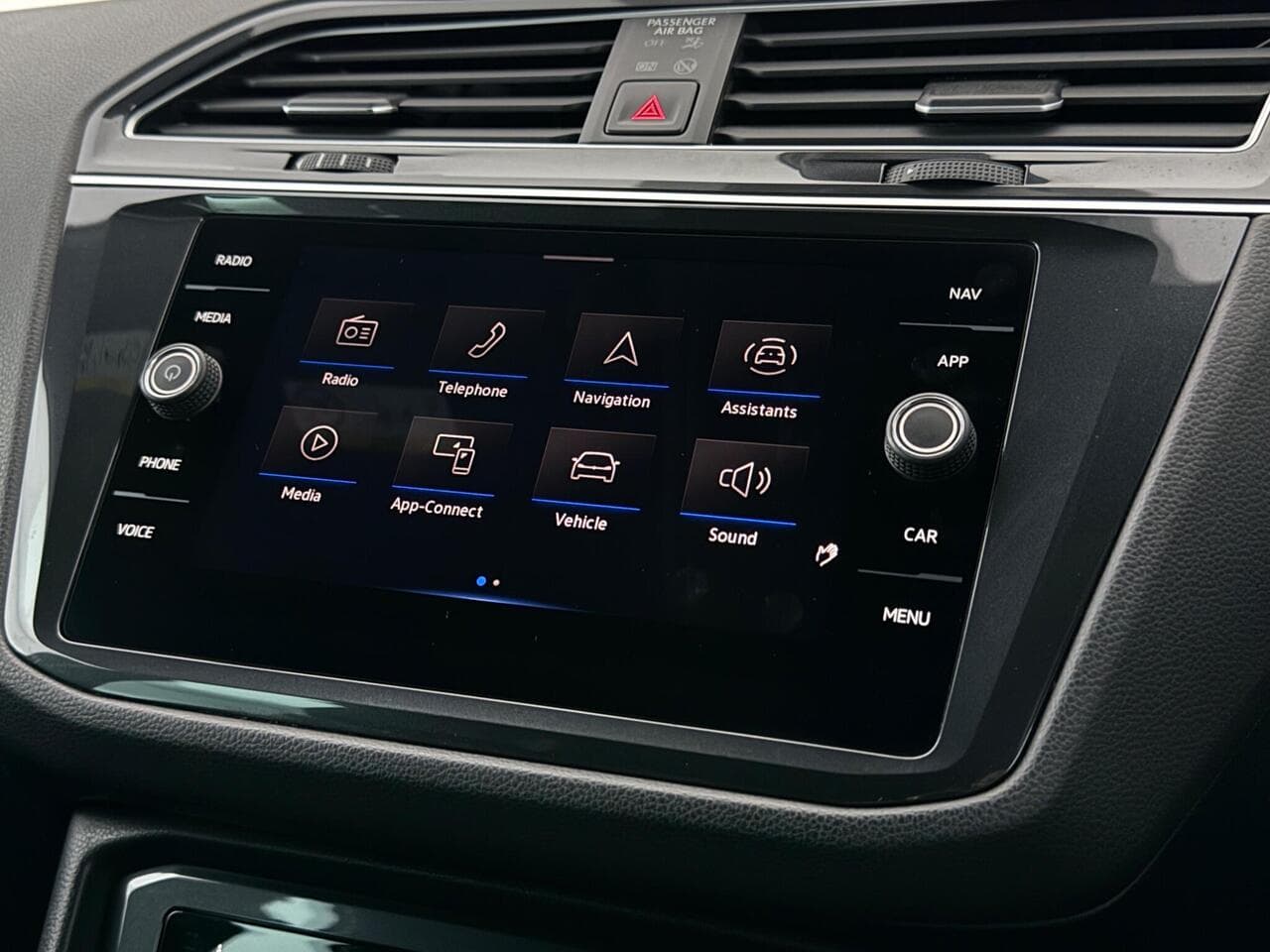 Volkswagen Tiguan thumbnail Infotainment System