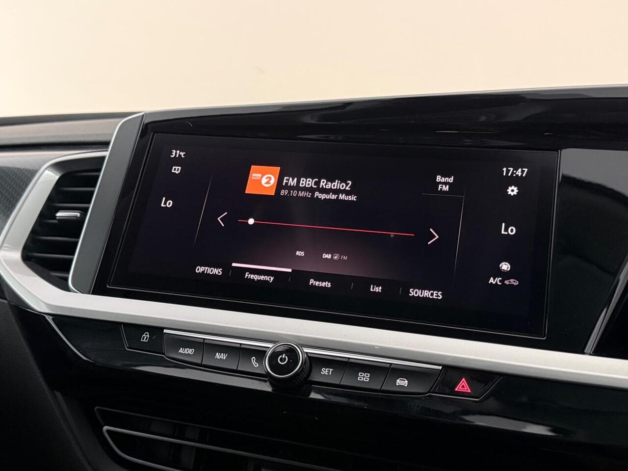 Vauxhall Grandland thumbnail Infotainment System