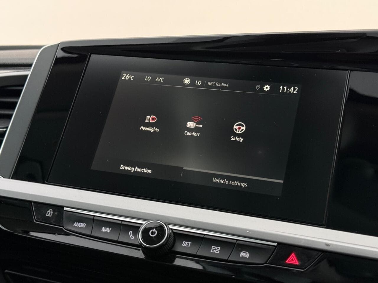 Vauxhall Grandland thumbnail Infotainment System