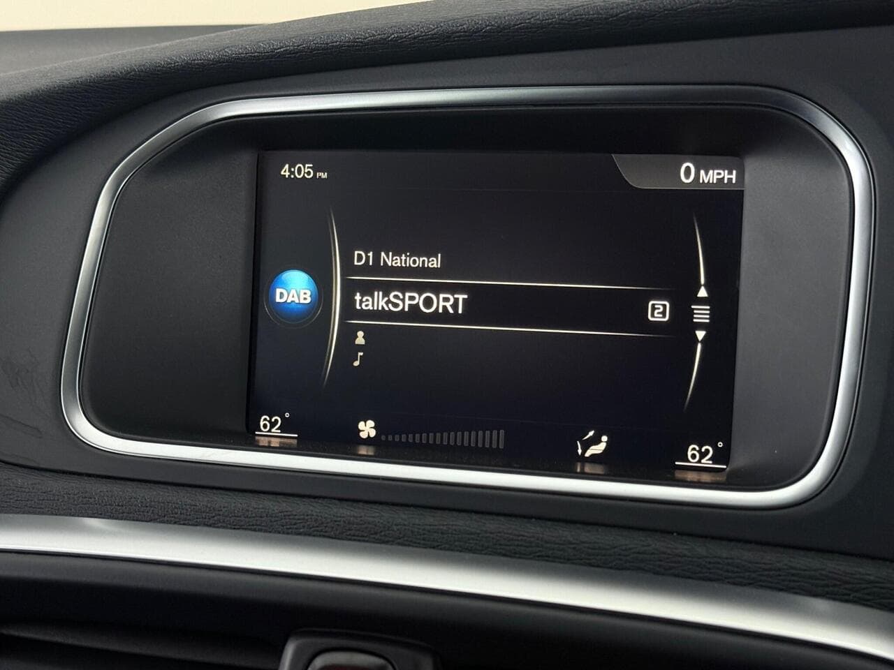 Volvo V40 thumbnail Infotainment System