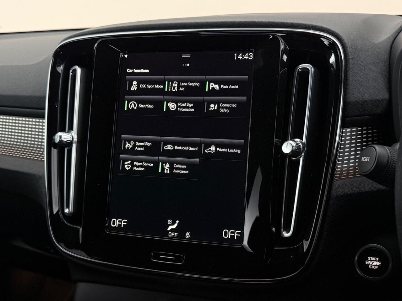 Volvo XC40 thumbnail Infotainment System
