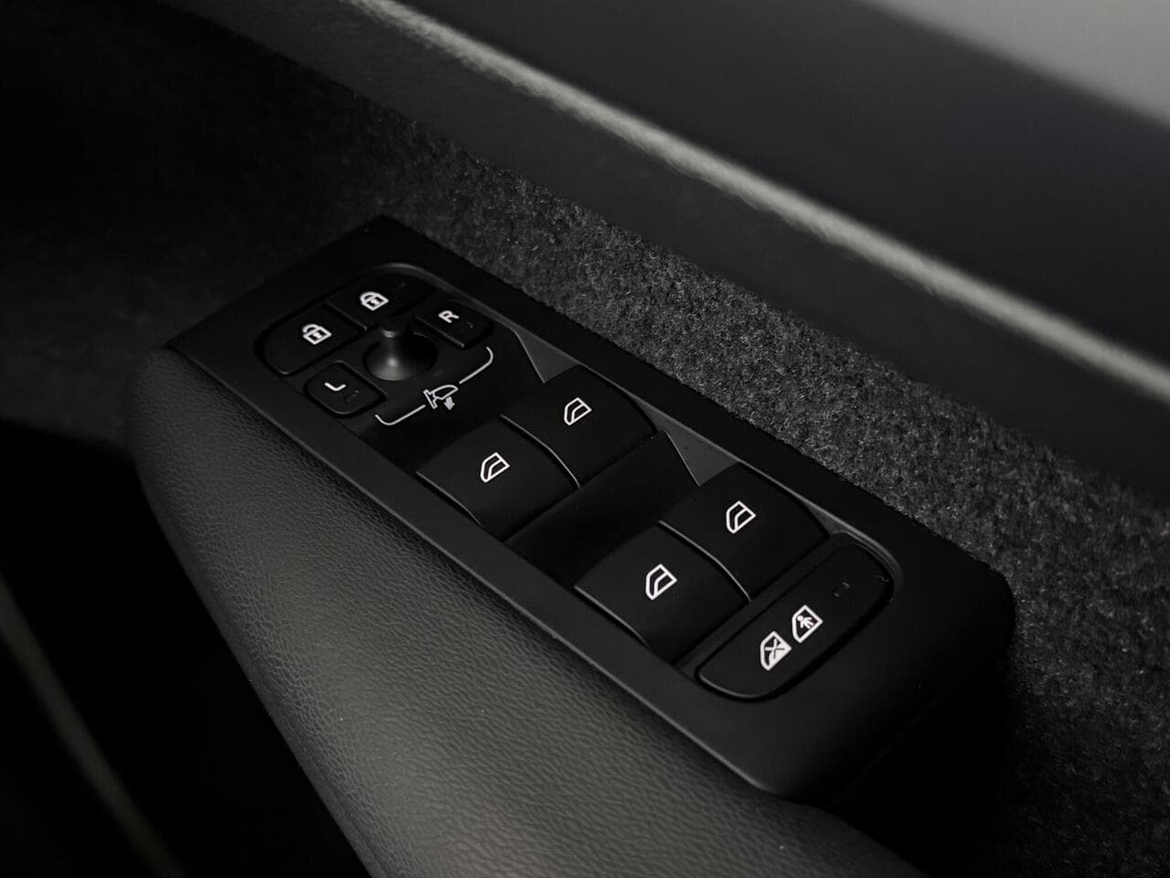 Volvo XC40 thumbnail Misc Controls
