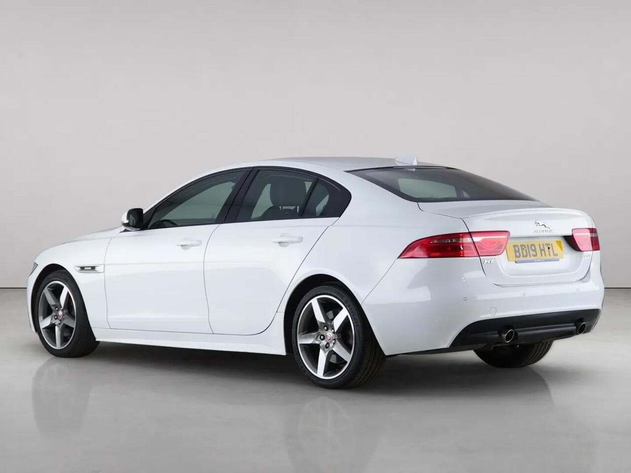 Jaguar XE thumbnail Rear Left