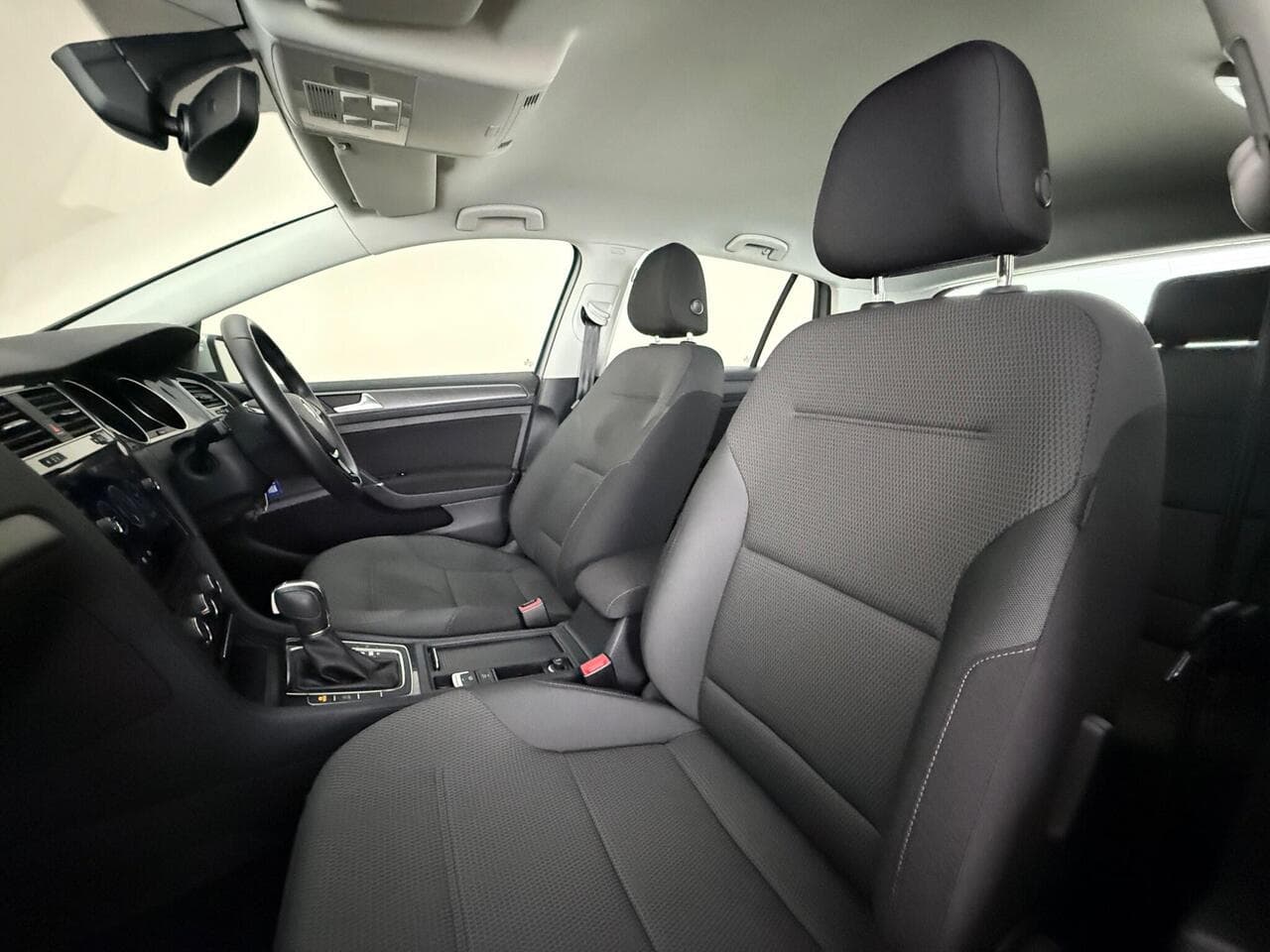 Volkswagen Golf thumbnail Seat Front Passenger