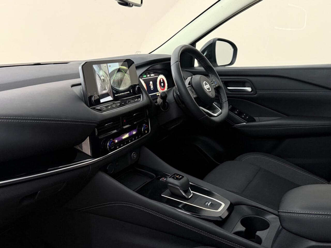 Nissan Qashqai thumbnail Interior Front