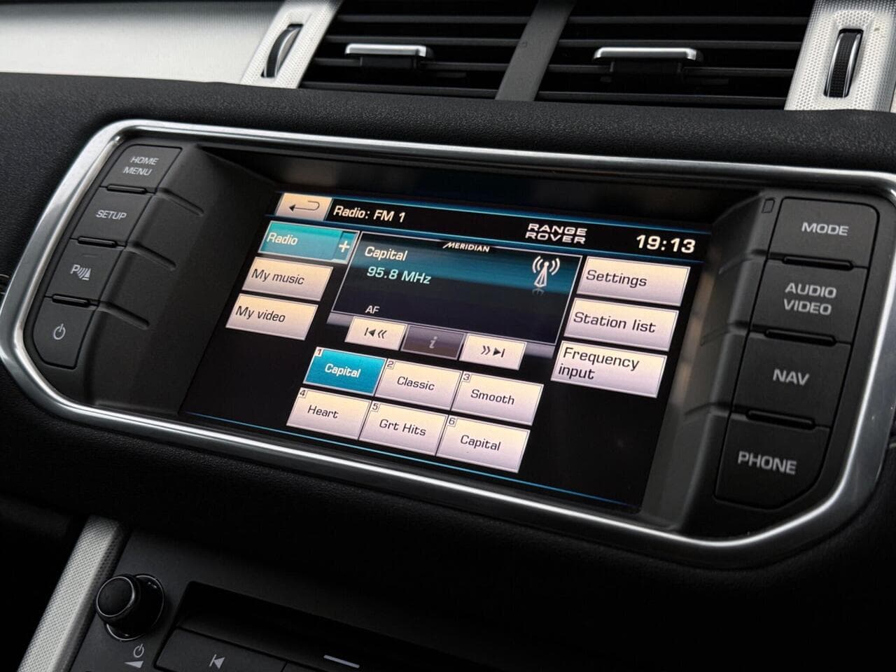Land Rover Range Rover Evoque thumbnail Infotainment System