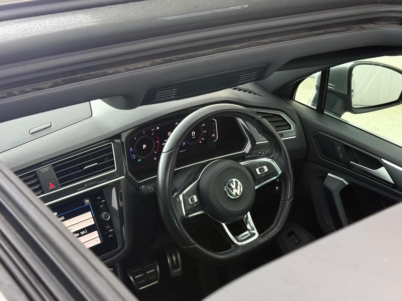 Volkswagen Tiguan thumbnail Interior Front