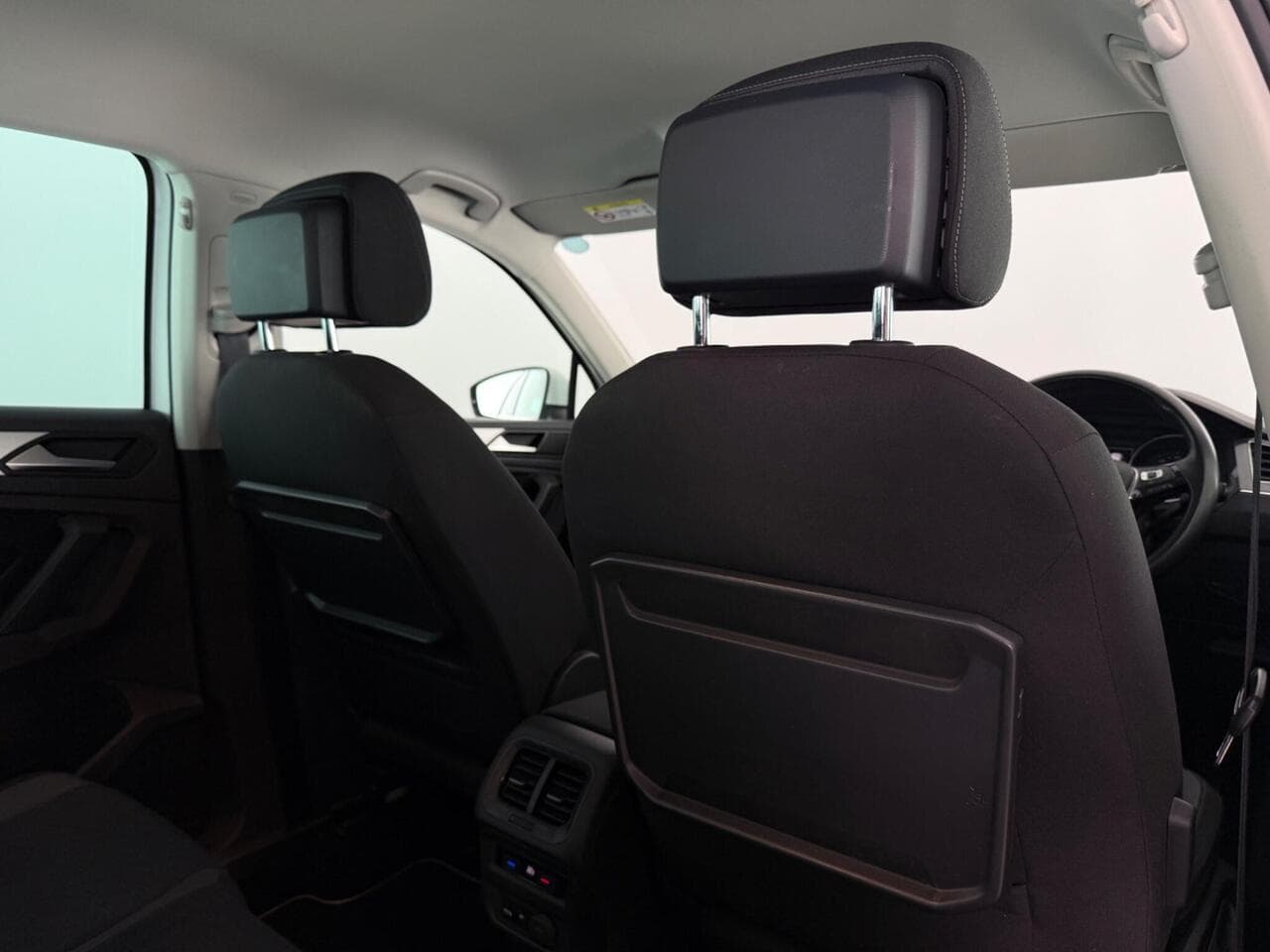 Volkswagen Tiguan thumbnail Seats Rear