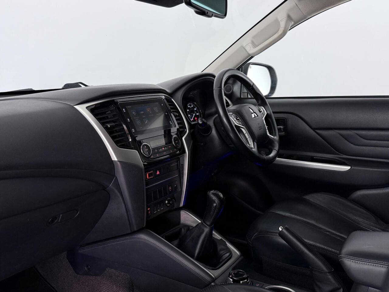Mitsubishi L200 thumbnail Interior Front