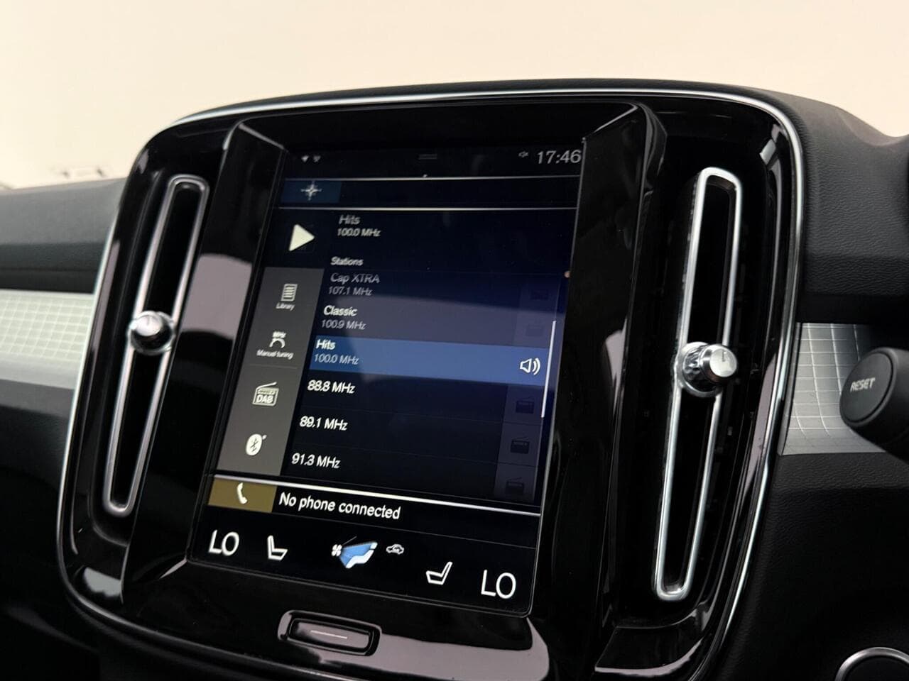 Volvo XC40 thumbnail Infotainment System