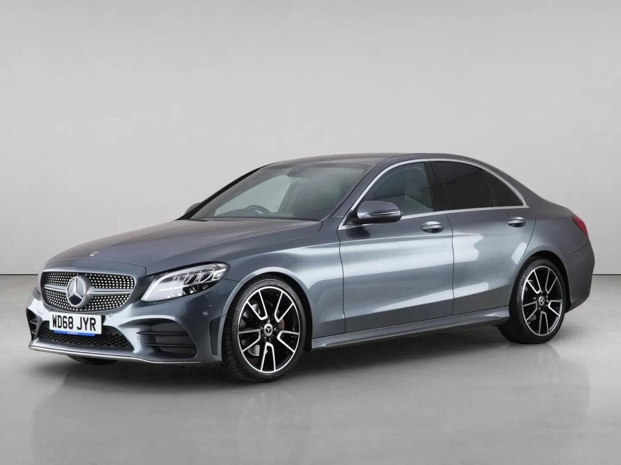 Mercedes-Benz C Class thumbnail Front Left