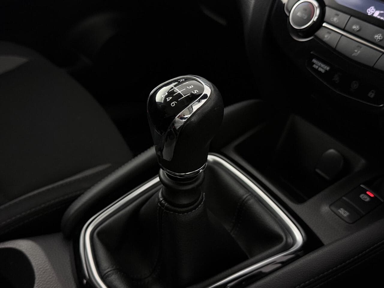 Nissan Qashqai thumbnail Interior Front