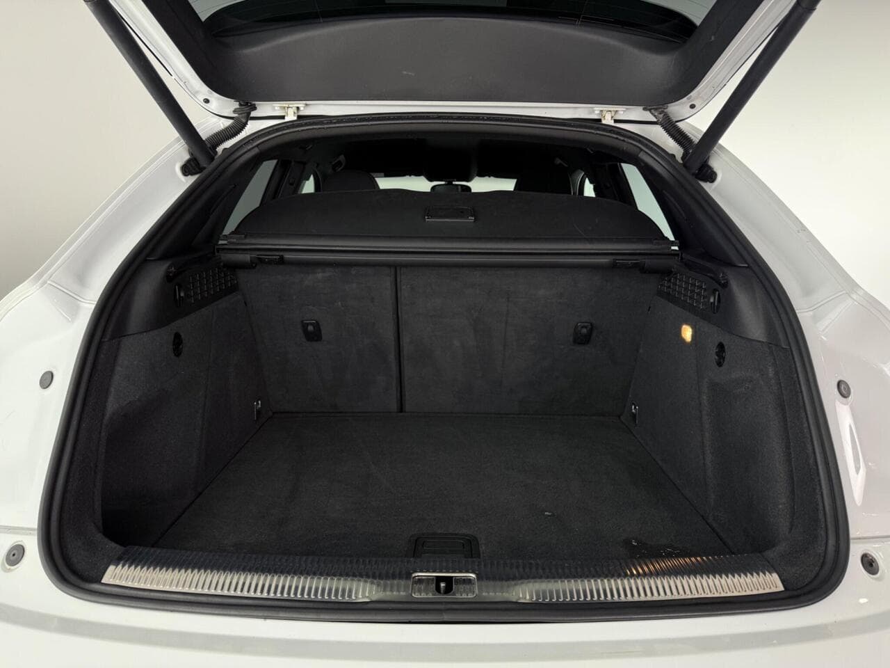 Audi Q3 thumbnail Boot