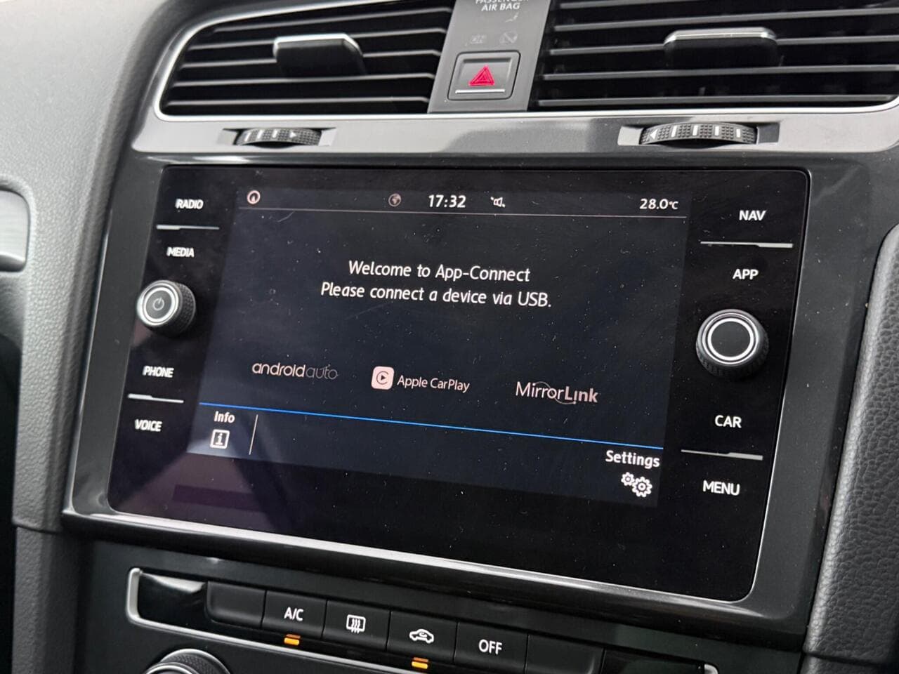 Volkswagen Golf thumbnail Infotainment System