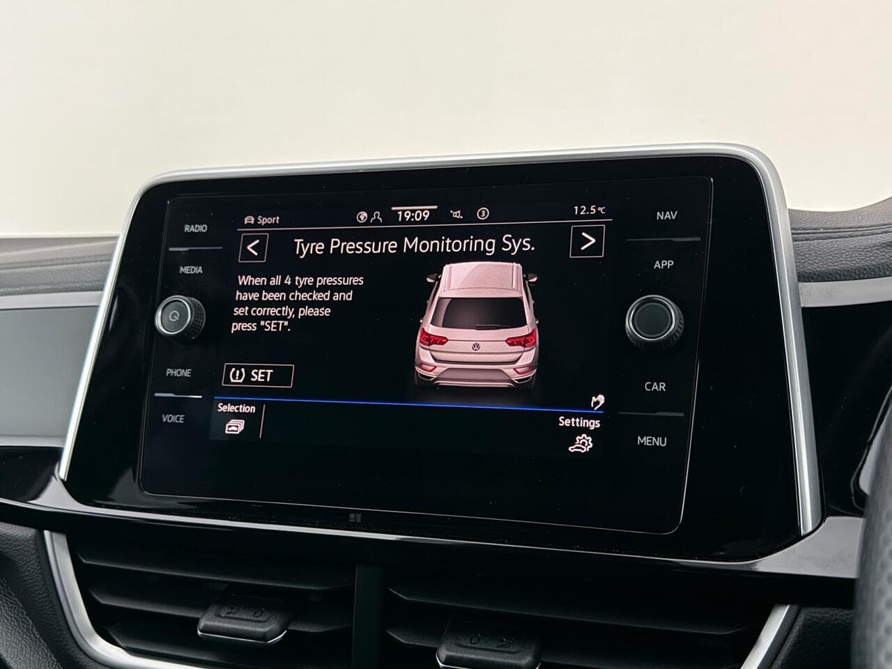 Volkswagen T-Roc thumbnail Infotainment System