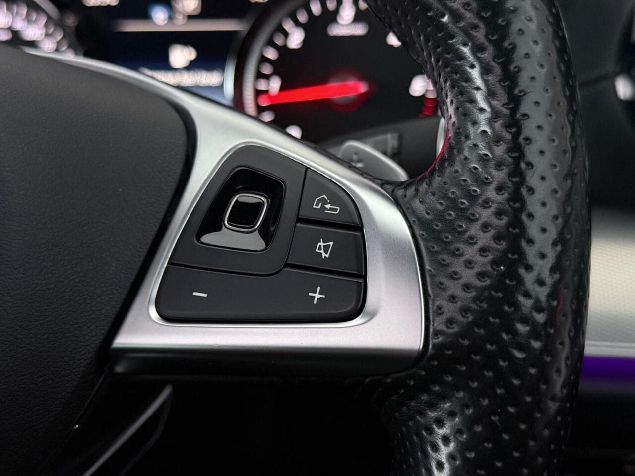 Mercedes-Benz E Class thumbnail Misc Controls