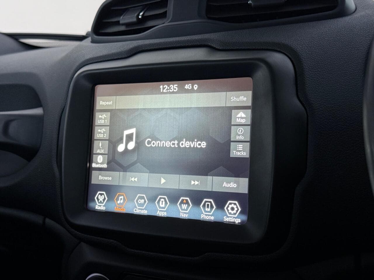 Jeep Renegade thumbnail Infotainment System