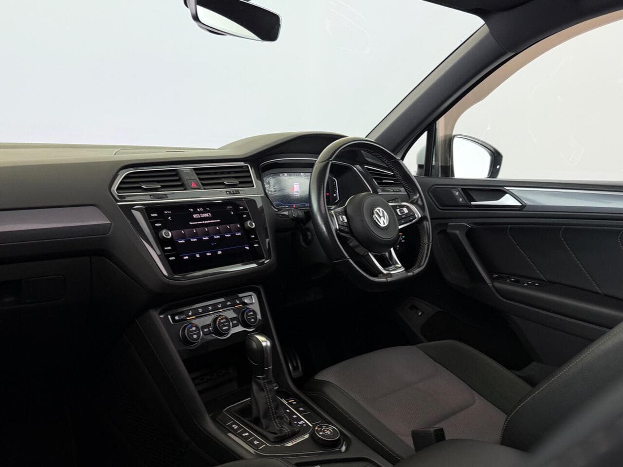 Volkswagen Tiguan thumbnail Interior Front