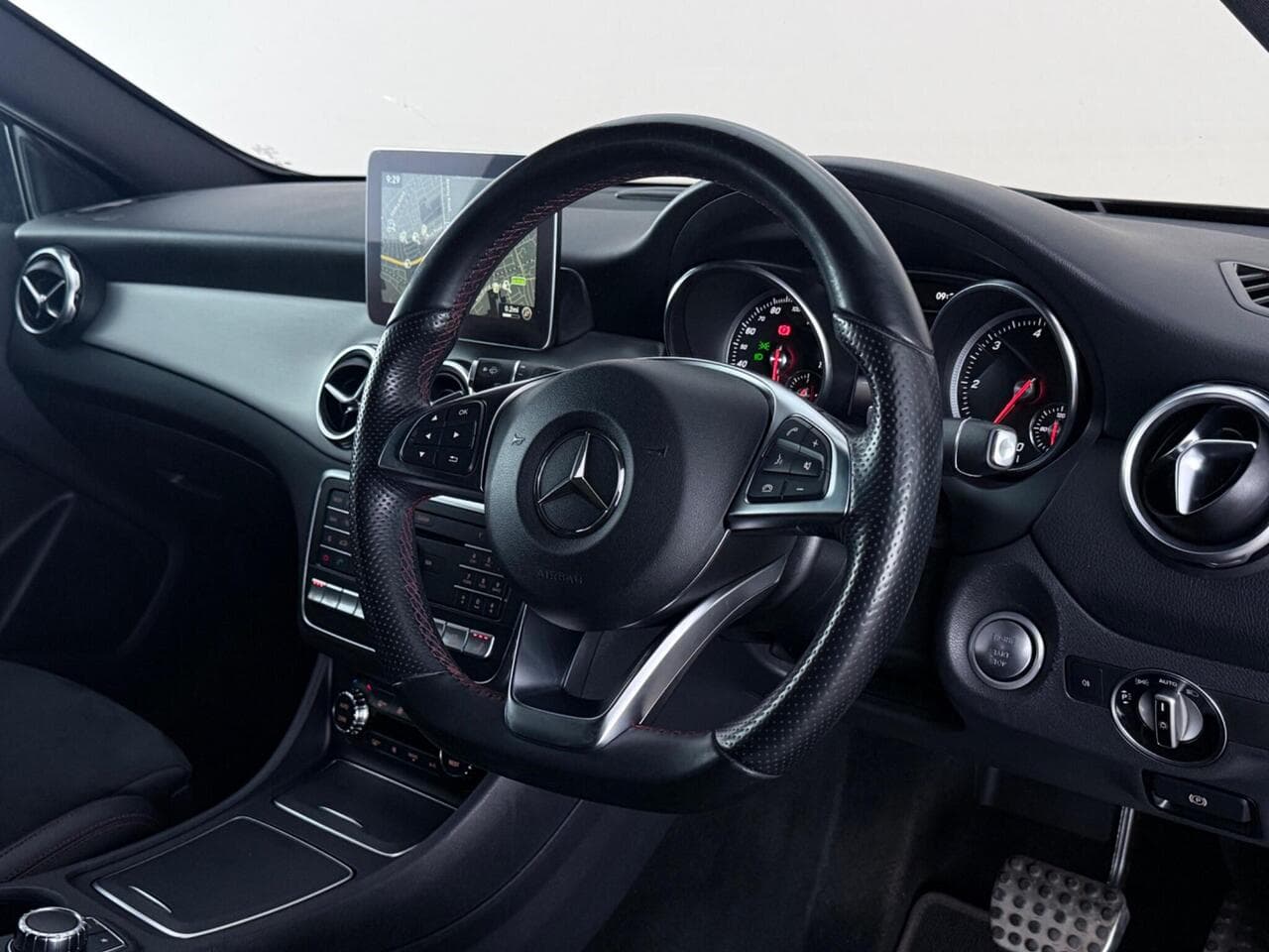 Mercedes-Benz GLA thumbnail Steering Wheel