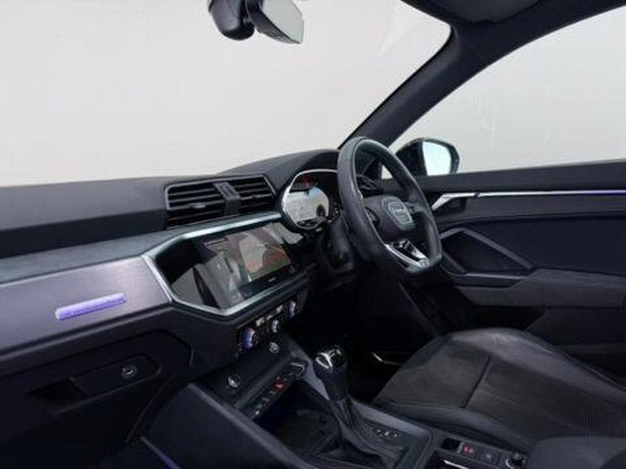 Audi Q3 thumbnail Interior Front