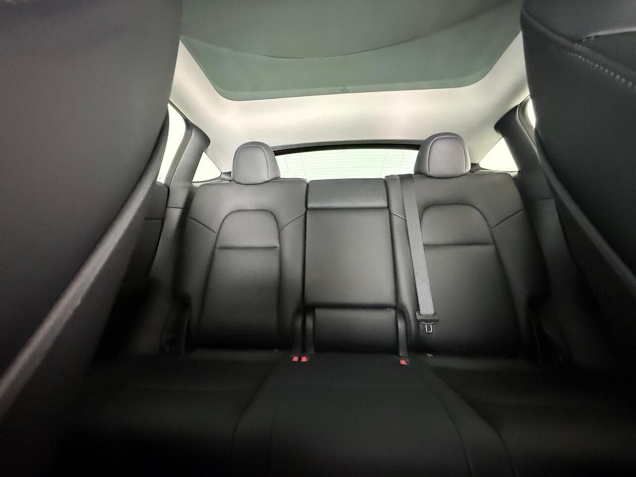 Tesla Model Y thumbnail Seats Rear