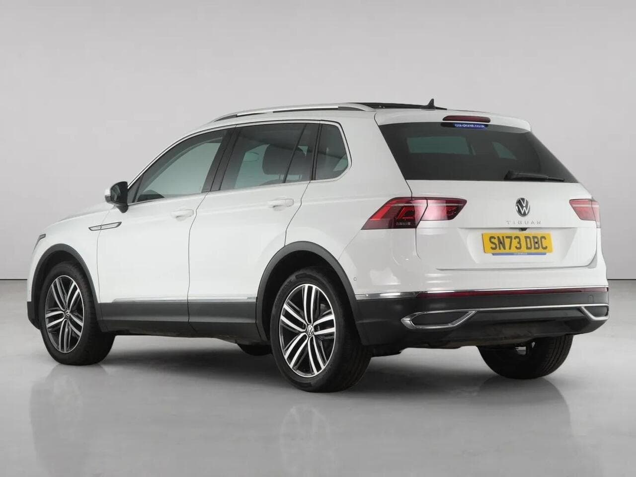 Volkswagen Tiguan thumbnail Rear Left