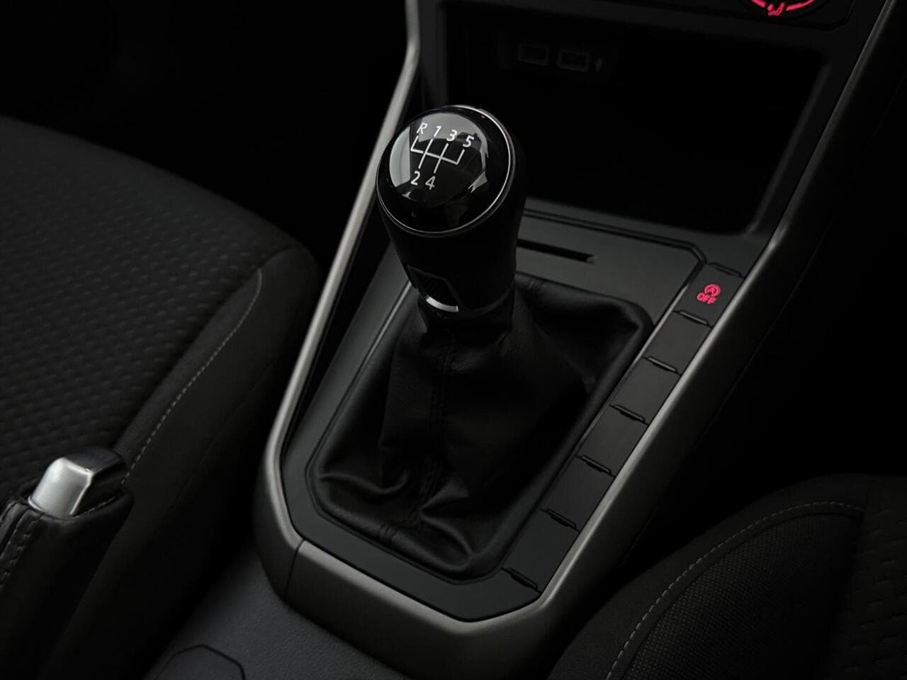 Volkswagen Polo thumbnail Interior Front