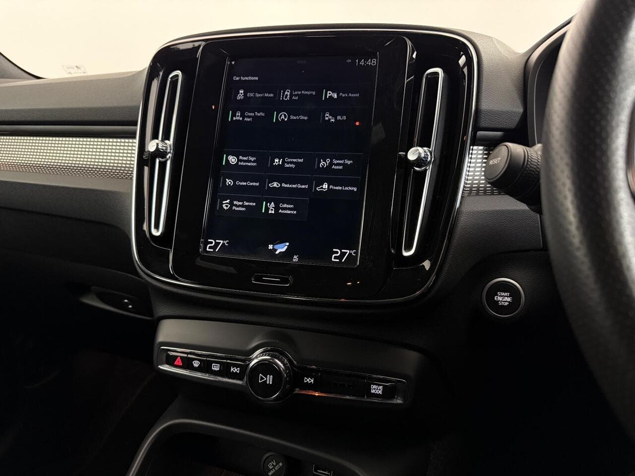 Volvo XC40 thumbnail Infotainment System