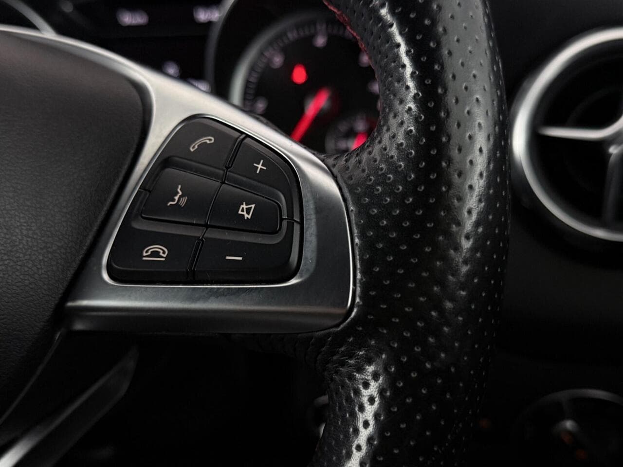 Mercedes-Benz GLA thumbnail Misc Controls