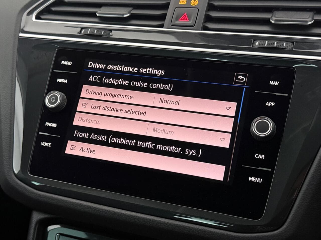 Volkswagen Tiguan thumbnail Infotainment System