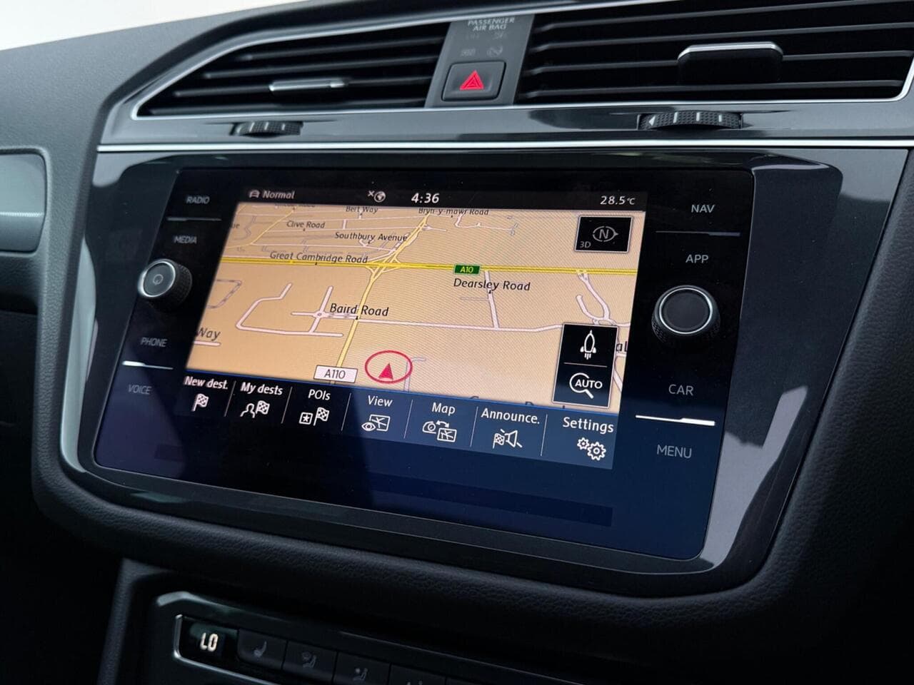 Volkswagen Tiguan thumbnail Infotainment System