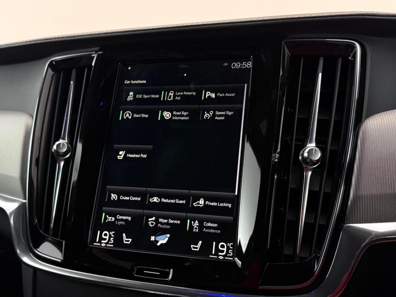 Volvo S90 thumbnail Infotainment System