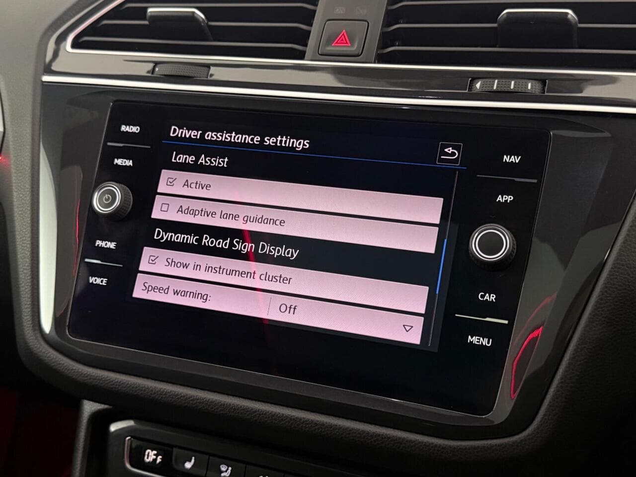 Volkswagen Tiguan thumbnail Infotainment System