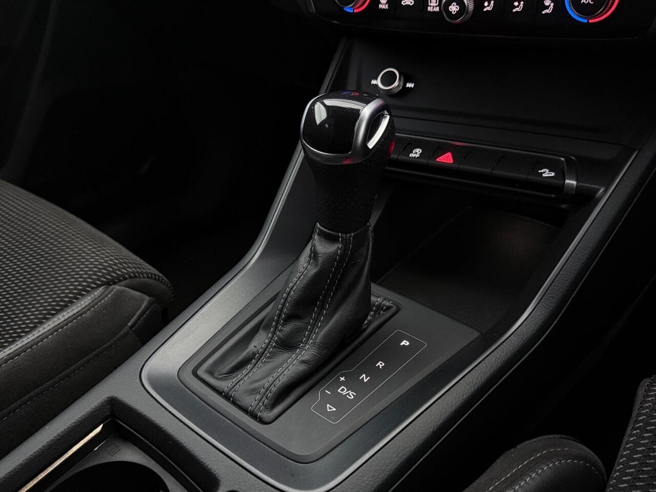Audi Q3 thumbnail Interior Front