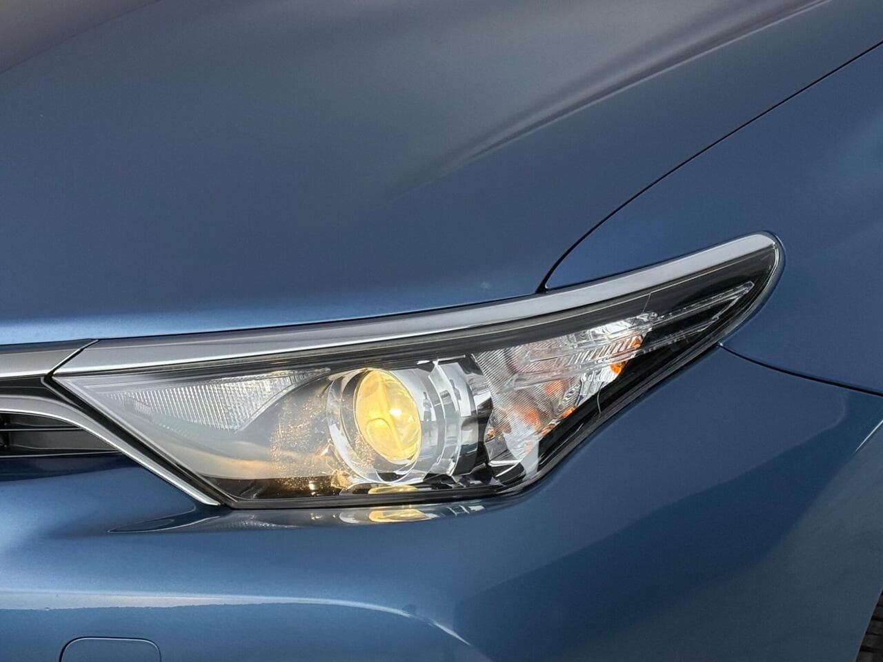 Toyota Auris thumbnail Lights Front