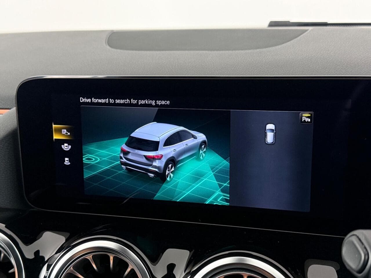 Mercedes-Benz GLA thumbnail Infotainment System