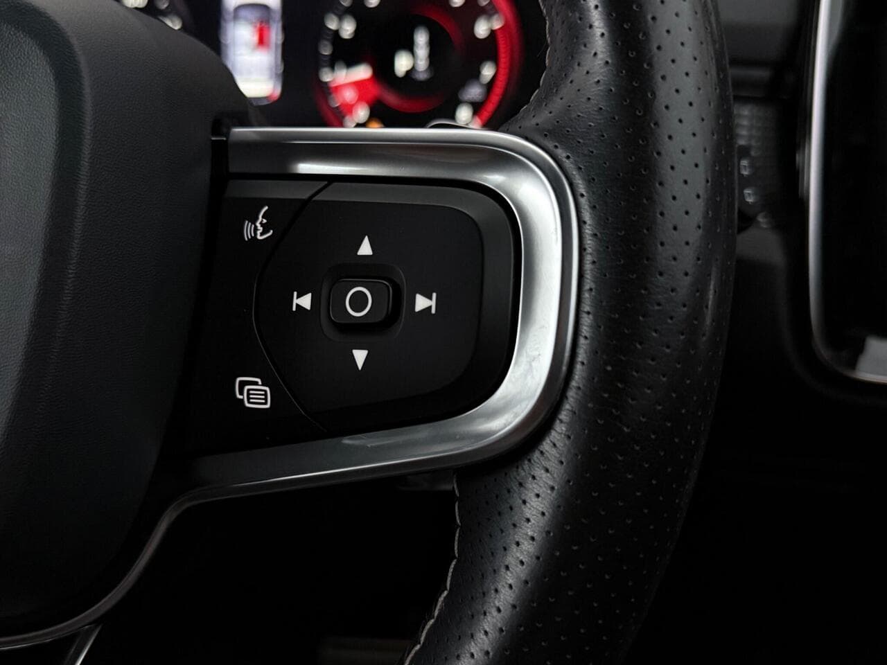 Volvo XC40 thumbnail Misc Controls