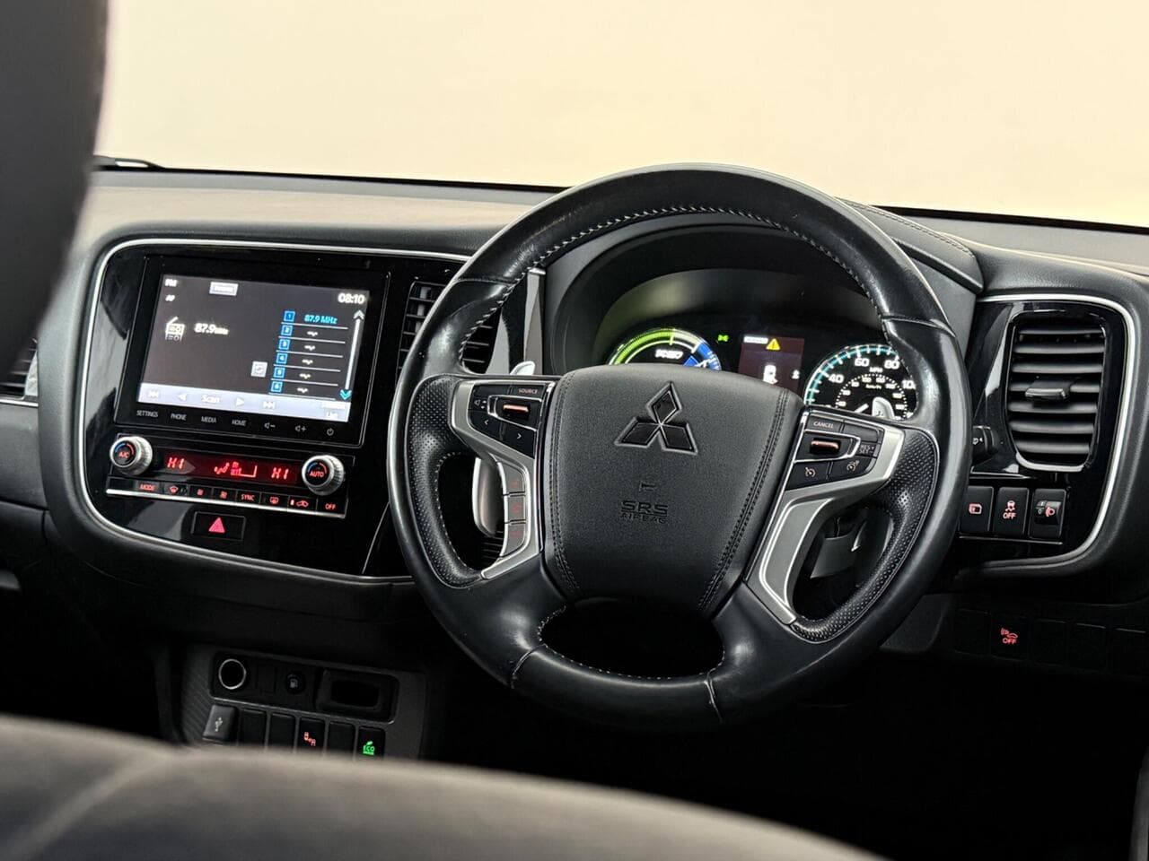 Mitsubishi Outlander thumbnail Interior Front