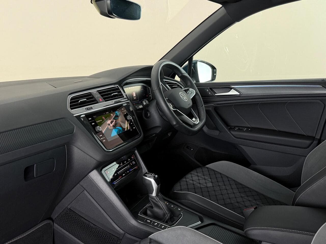 Volkswagen Tiguan thumbnail Interior Front