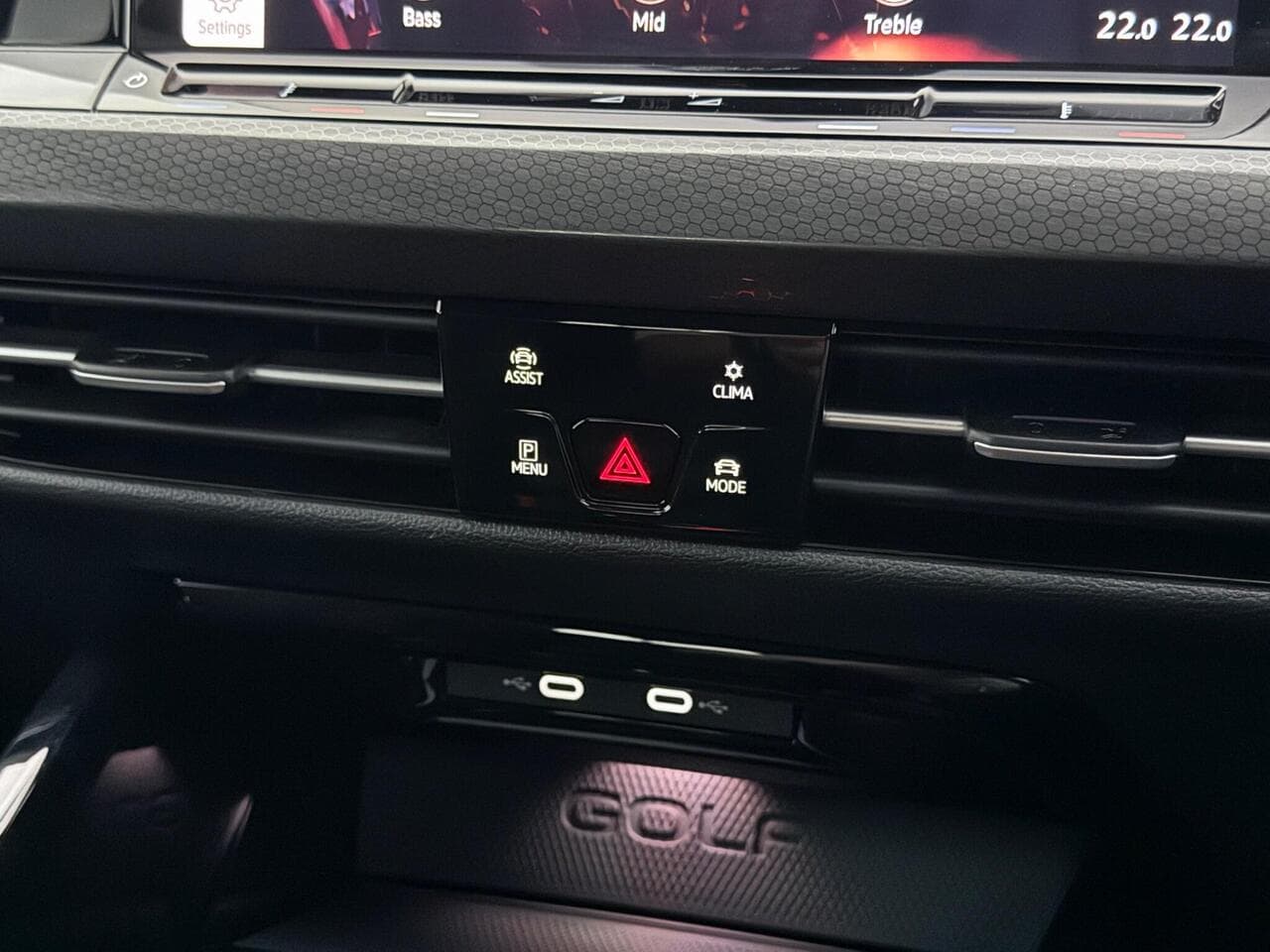 Volkswagen Golf thumbnail Infotainment System