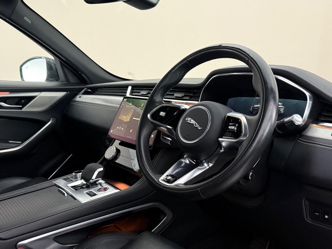 Jaguar F-PACE thumbnail Interior Front