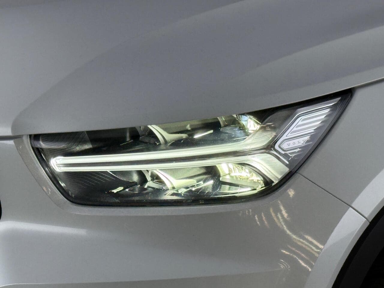 Volvo XC40 thumbnail Lights Front