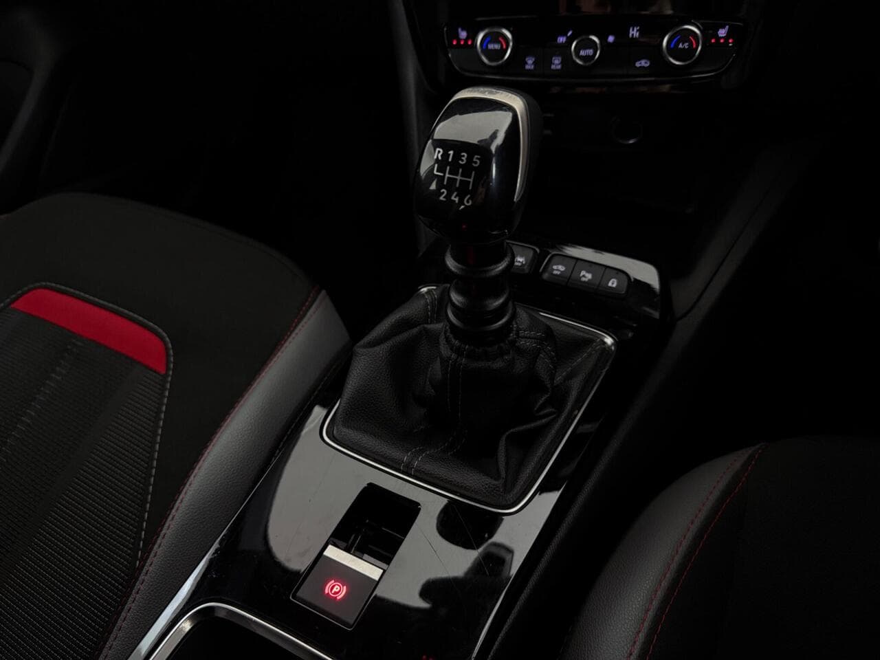 Vauxhall Mokka thumbnail Interior Front