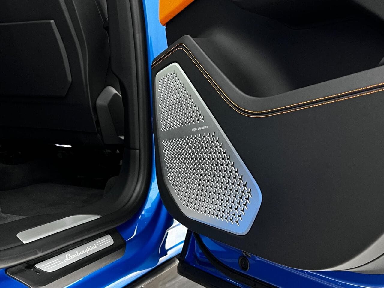 Lamborghini Urus thumbnail Door Interior
