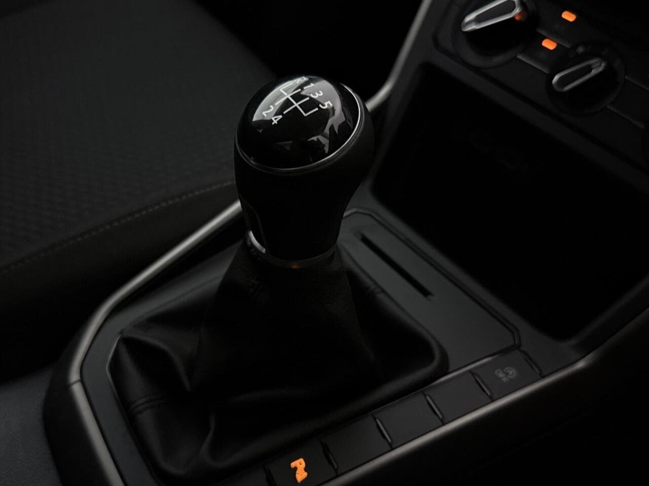 Volkswagen Polo thumbnail Interior Front