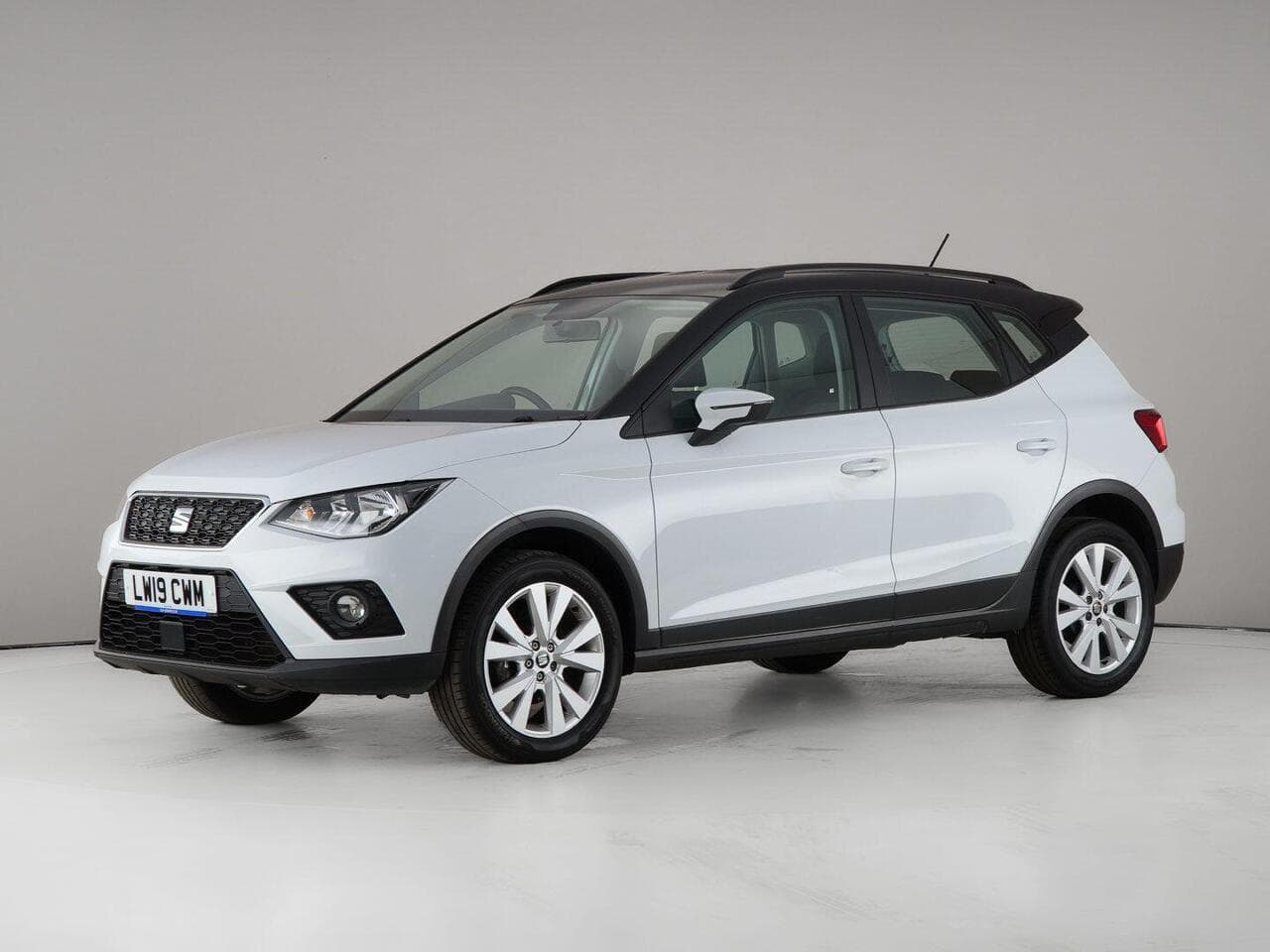 SEAT Arona thumbnail Front Left