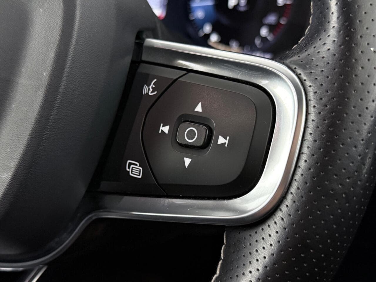 Volvo XC40 thumbnail Misc Controls