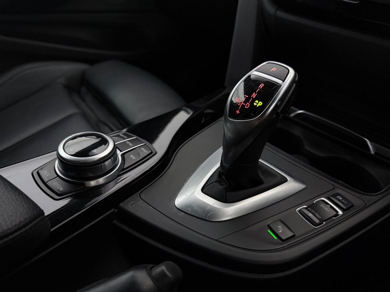 BMW 4 Series thumbnail Interior Front